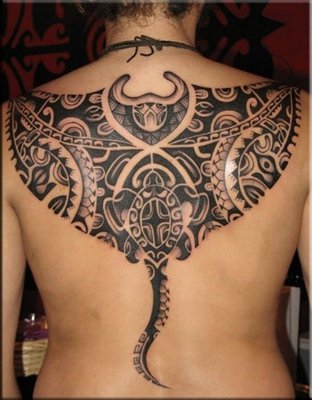  Tatouage maori, polynésien qui représente une raie manta sur le haut du dos